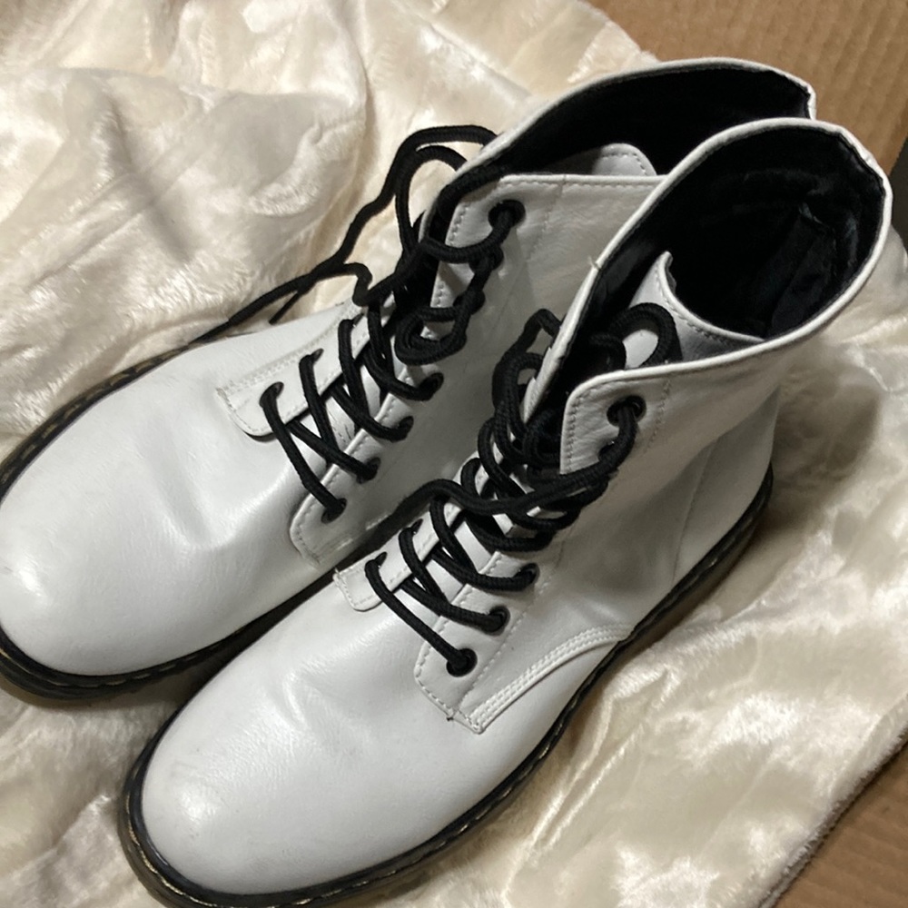nice women boots size 8